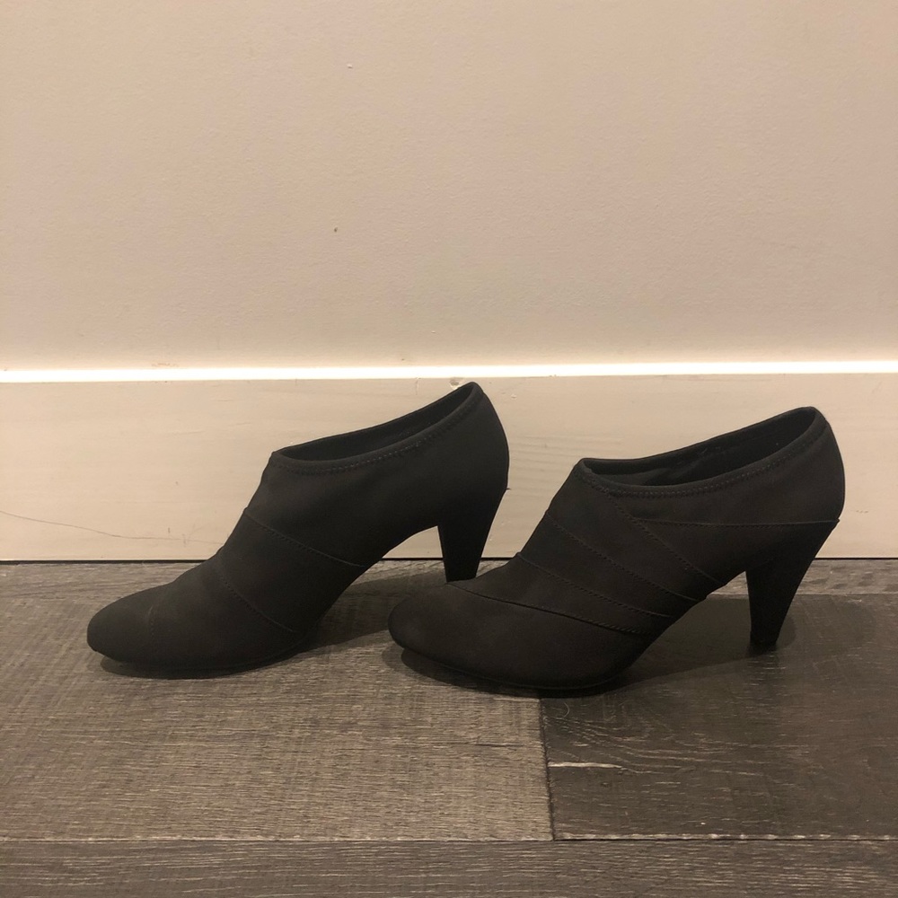 Black ankle bootie pump, size 8.5 US